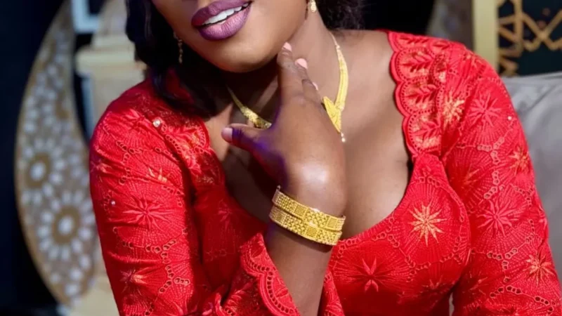 (Photos) – TFM : le choix vestimentaire de Bijoux Ndiaye qui a captivé l&rsquo;audience de Quartier Général