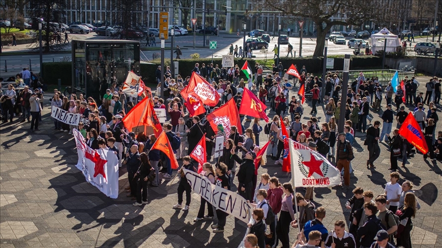 « Nous ne mourrons pas pour vos guerres » : la réforme qui a poussé 50 000 élèves à vider les classes en Allemagne