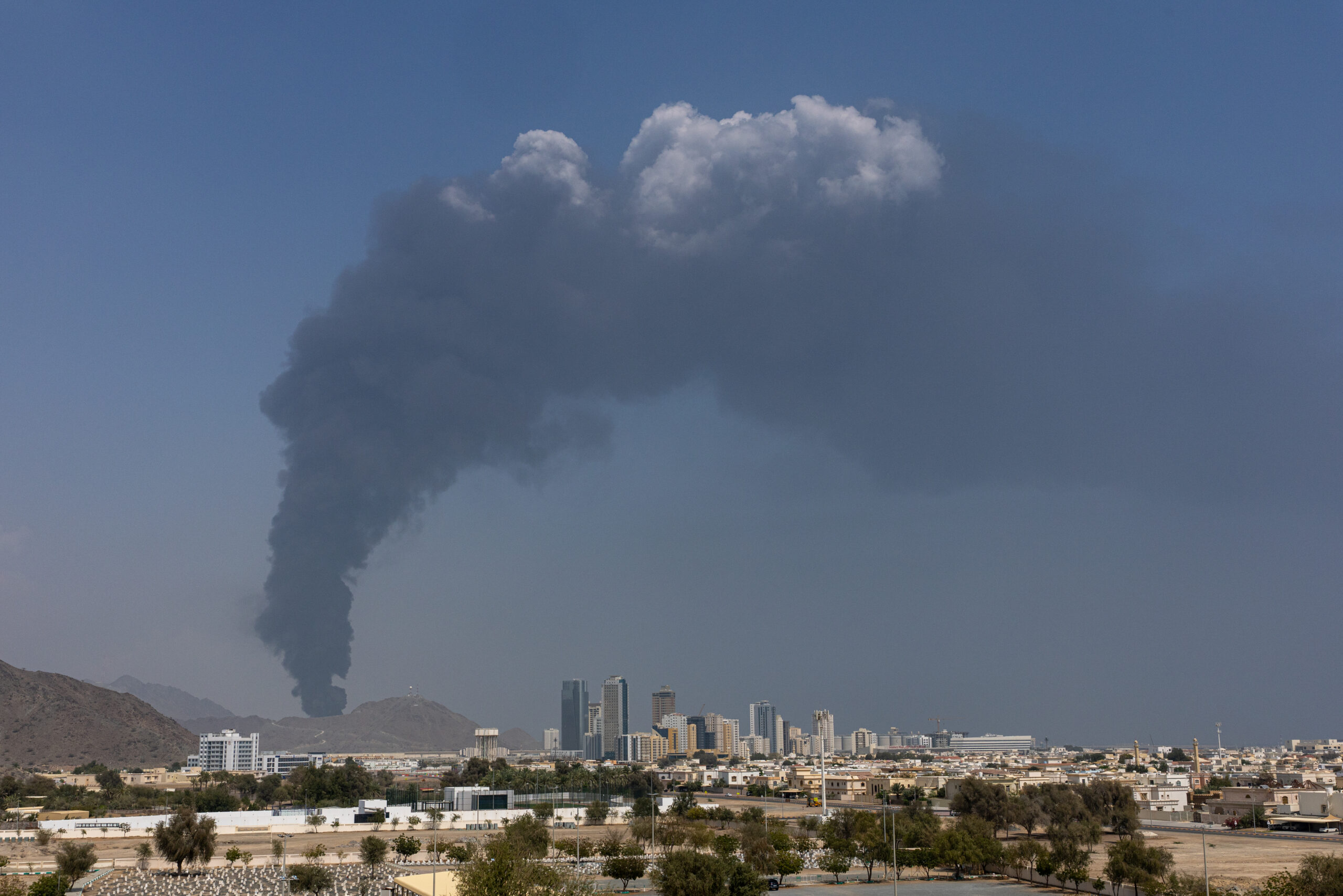 Riposte iranienne dans le Golfe : l&rsquo;infrastructure touchée et la décision immédiate de la diplomatie américaine