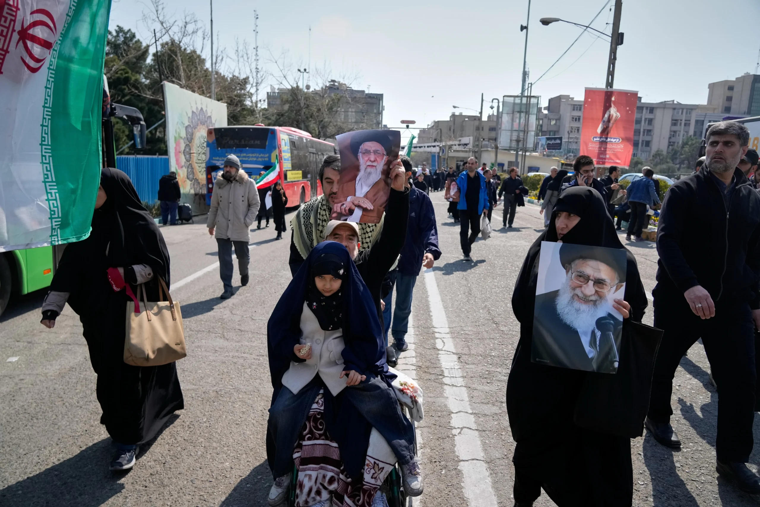 Guerre en Iran : bravant les frappes, des milliers de fidèles dédient la prière du vendredi au dirigeant tombé samedi