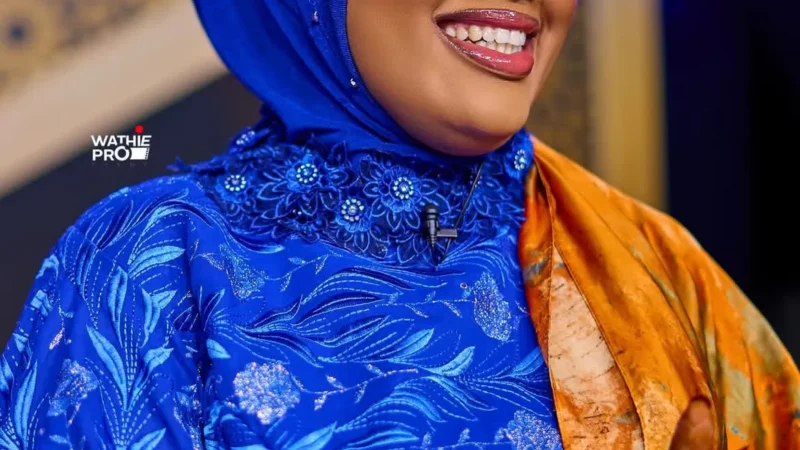 (Photos) Plateau de « Quartier Général » : l&rsquo;apparition remarquée d&rsquo;une figure de la TFM en tenue traditionnelle