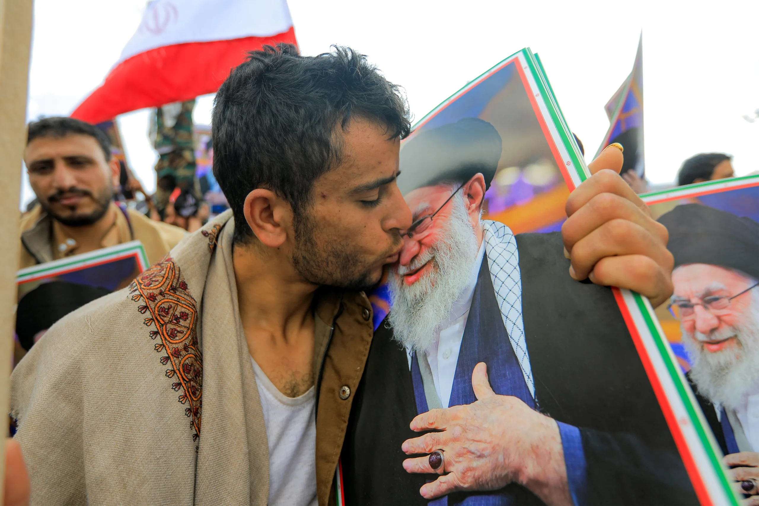 Frappes sur l’Iran : le lourd précédent qui contraint les Houthis du Yémen à observer un silence militaire inédit