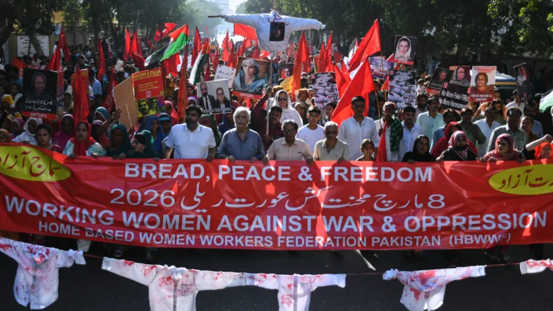 De Paris à New York : une frappe inédite et un dossier du FBI s&rsquo;invitent dans les marches du 8 mars