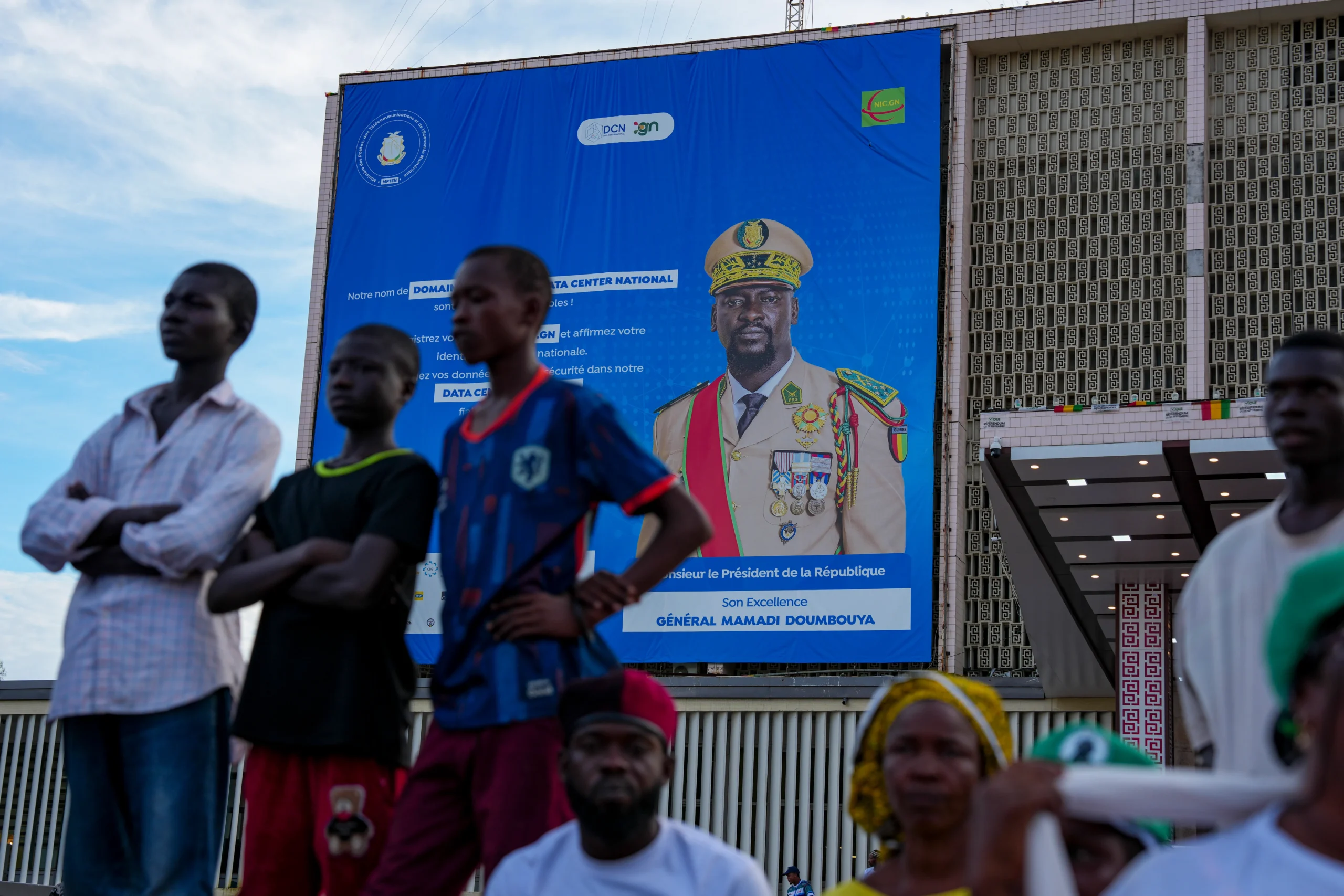 Guinée : la dissolution de 40 partis politiques pousse un leader en exil à formuler cet appel direct à la rue