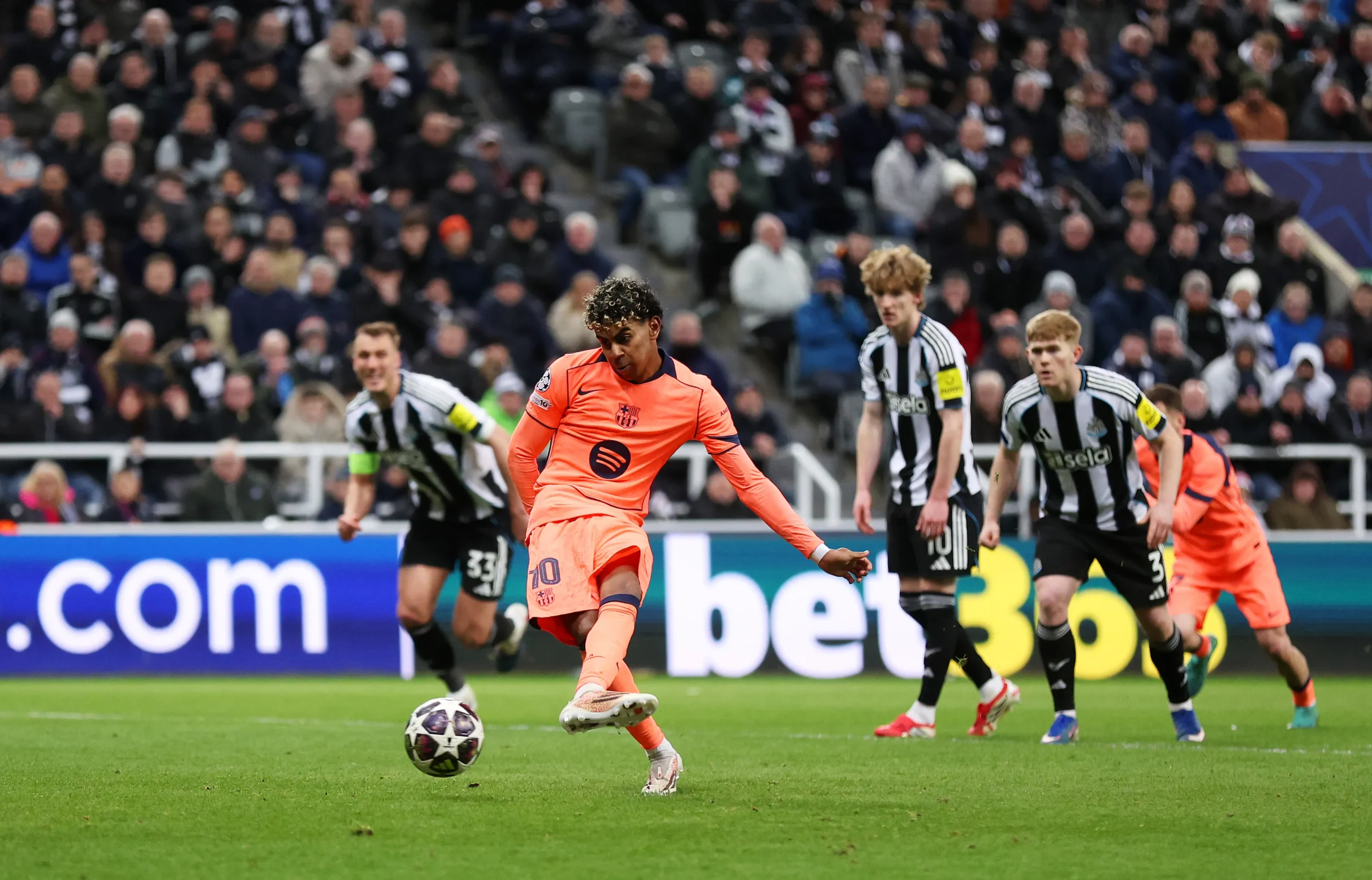 Ligue des Champions : Barcelone sauvé à l’ultime seconde, le naufrage précoce d’un gardien de Premier League