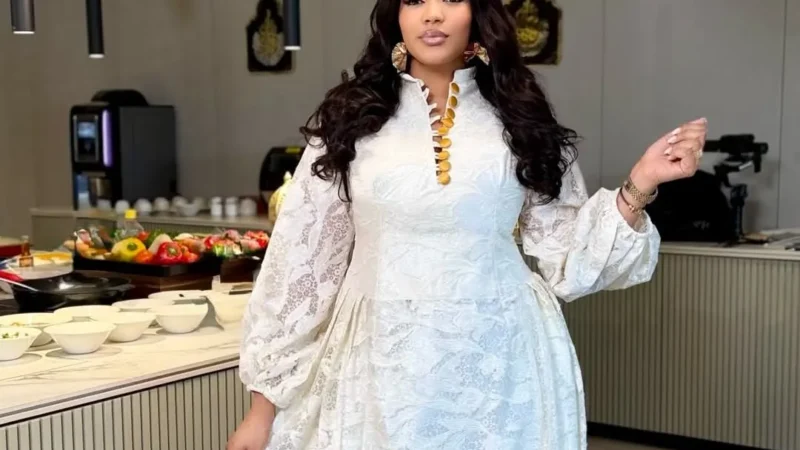 TFM : le choix vestimentaire de Ya Awa Dièye dans « Fiha » qui assoit son statut d&rsquo;icône médiatique