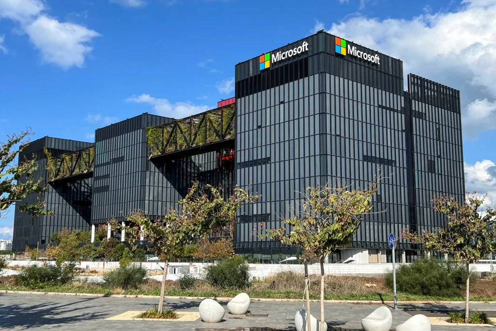 Après une attaque meurtrière à Téhéran, l'Iran somme les civils de s'éloigner d'un type d'infrastructure précis