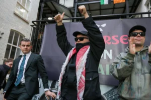 Royaume-Uni : la Haute Cour tranche sur le sort du rappeur poursuivi pour avoir brandi un drapeau du Hezbollah