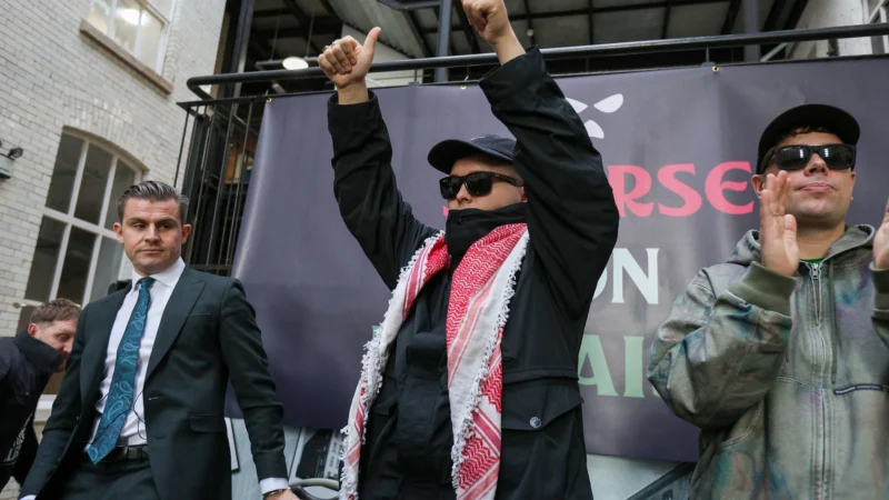 Royaume-Uni : la Haute Cour tranche sur le sort du rappeur poursuivi pour avoir brandi un drapeau du Hezbollah