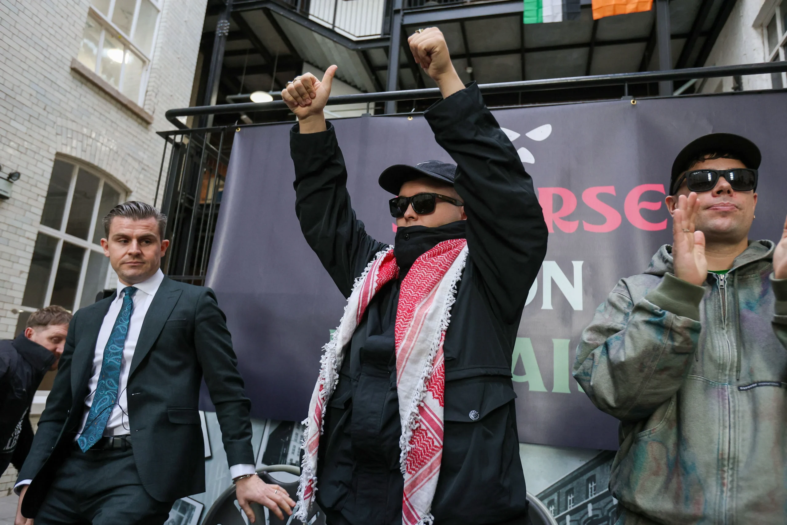 Royaume-Uni : la Haute Cour tranche sur le sort du rappeur poursuivi pour avoir brandi un drapeau du Hezbollah