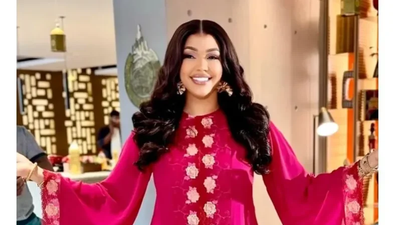 Rose fuchsia et manches évasées : le nouveau coup d&rsquo;éclat vestimentaire de cette figure phare de la TFM