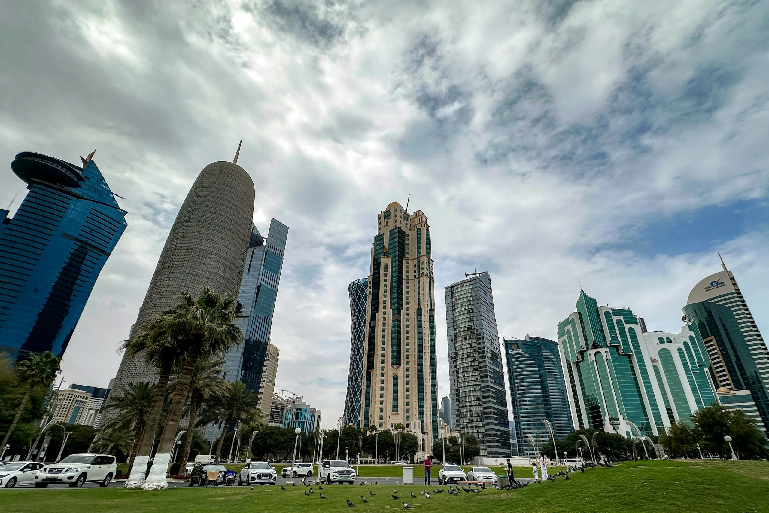 Plus de 600 sites touchés par des débris au Qatar : l&rsquo;annonce de Doha sur la durée de ses réserves stratégiques