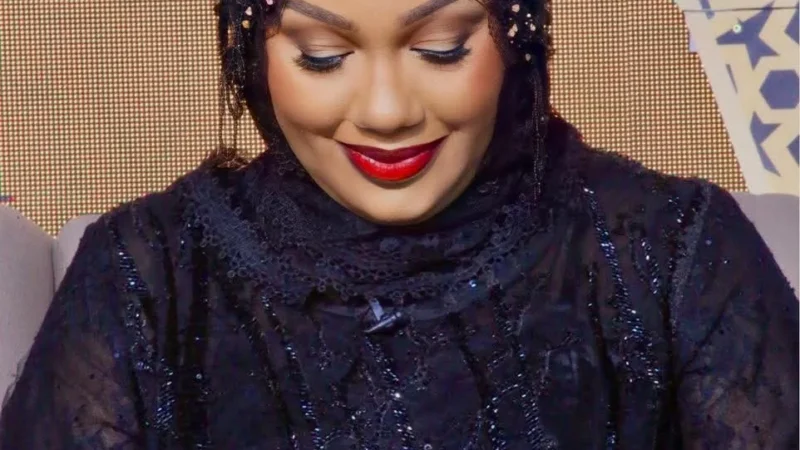 Une tenue noir profond et une prestance saluée : la touche singulière des soirées du « Quartier Général » sur TFM