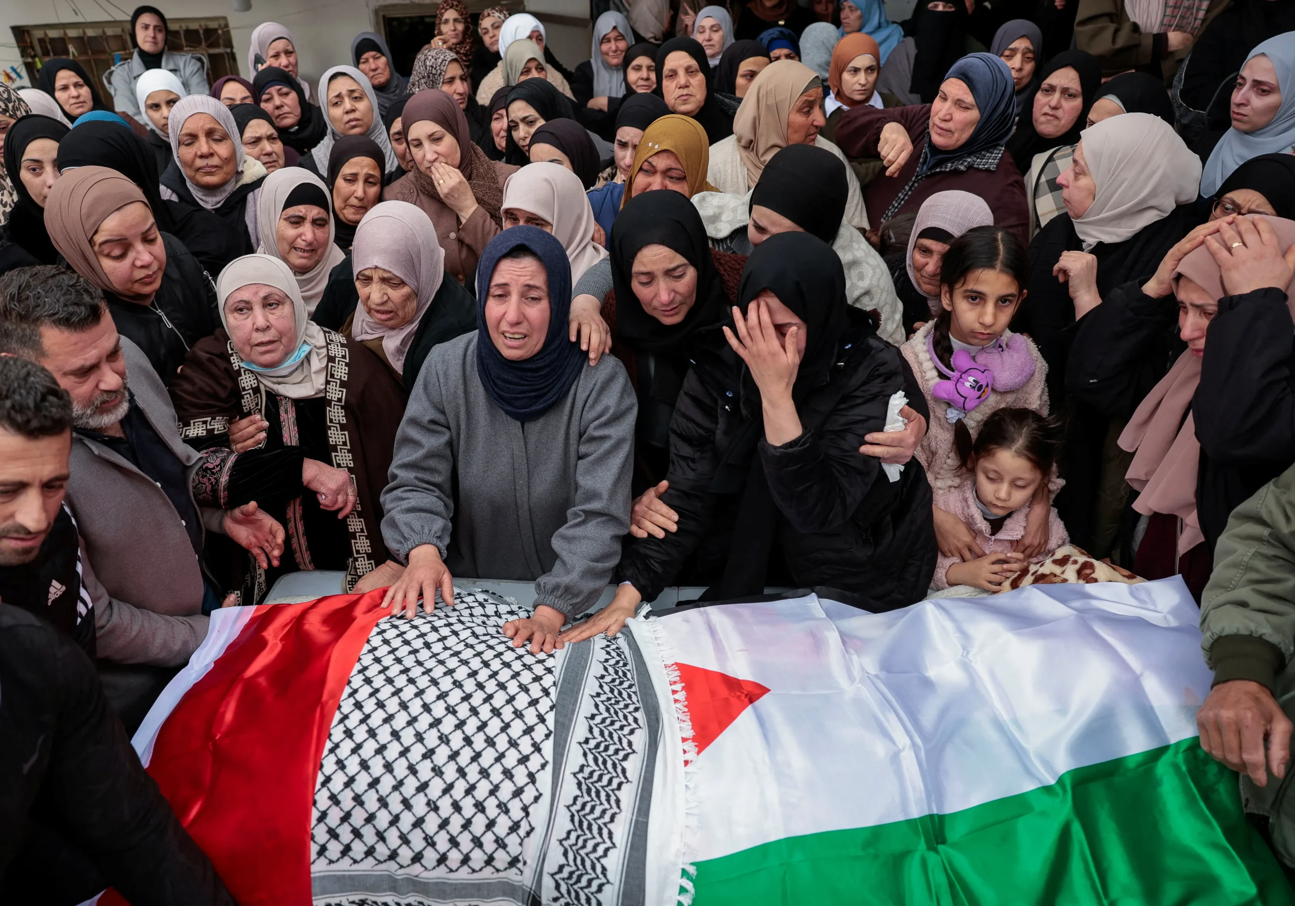 Tirs mortels de l&rsquo;armée israélienne sur une famille : la phrase prononcée face à l&rsquo;enfant palestinien rescapé