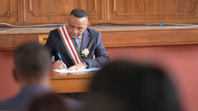 Madagascar : le chef de l&rsquo;État limoge son gouvernement et remet la primature à cette figure de la lutte anti-fraude