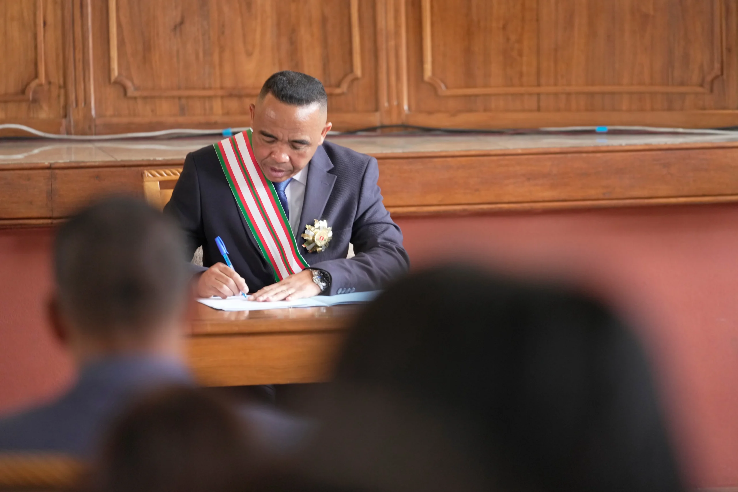 Madagascar : le chef de l’État limoge son gouvernement et remet la primature à cette figure de la lutte anti-fraude