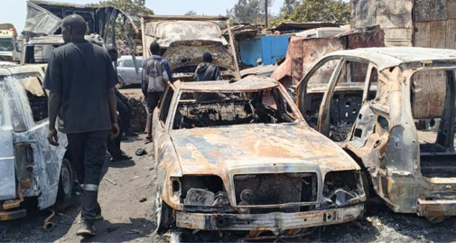 Nuit de feu à Keur Massar : la destruction de 18 véhicules aggravée par un blocage inattendu des voies d'accès.