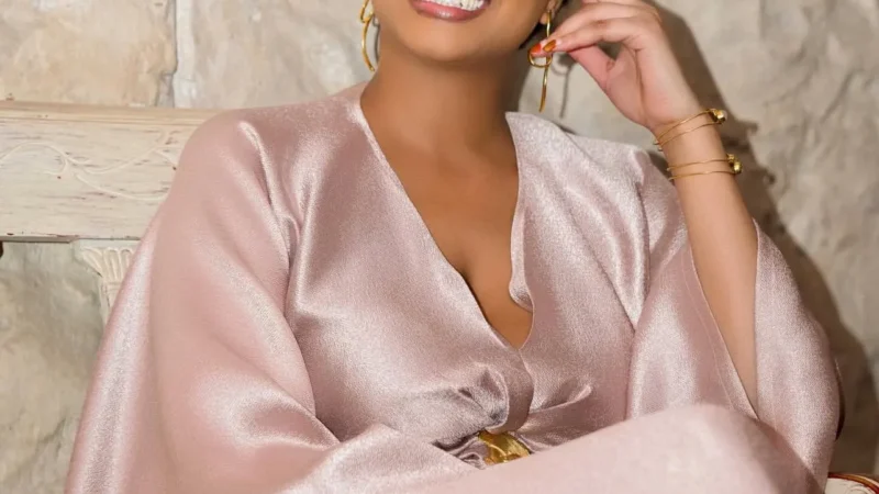 Une tenue en soie nude et un style épuré : le retour remarqué d&rsquo;une ancienne icône des podiums sénégalais