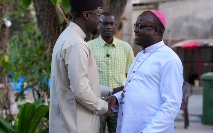 Ziguinchor : Ousmane Sonko en visite de courtoisie chez Monseigneur Jean-Baptiste Valter Manga
