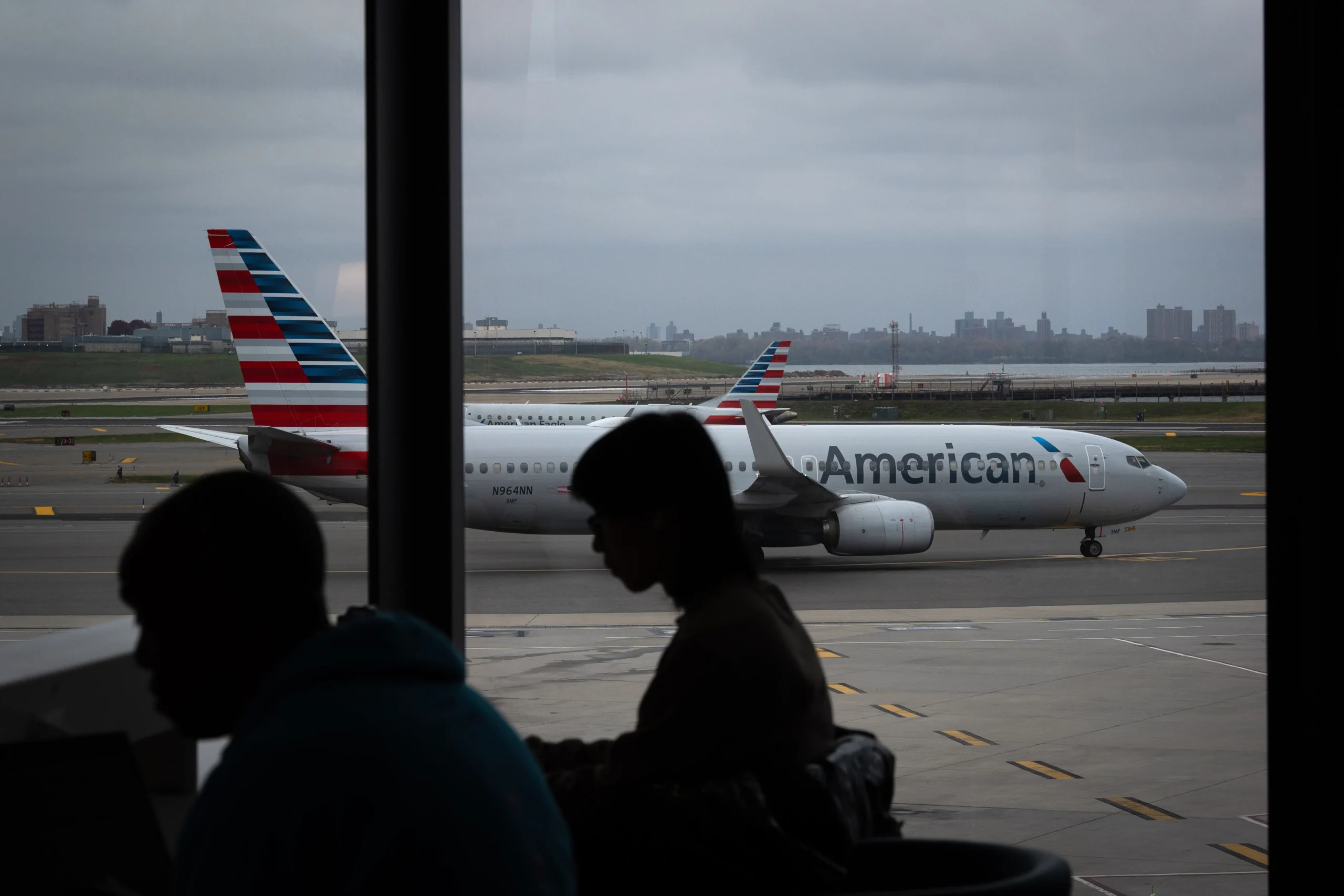 Aéroport paralysé aux États-Unis : l&rsquo;atterrissage d&rsquo;un vol à New York s&rsquo;achève par une collision inattendue