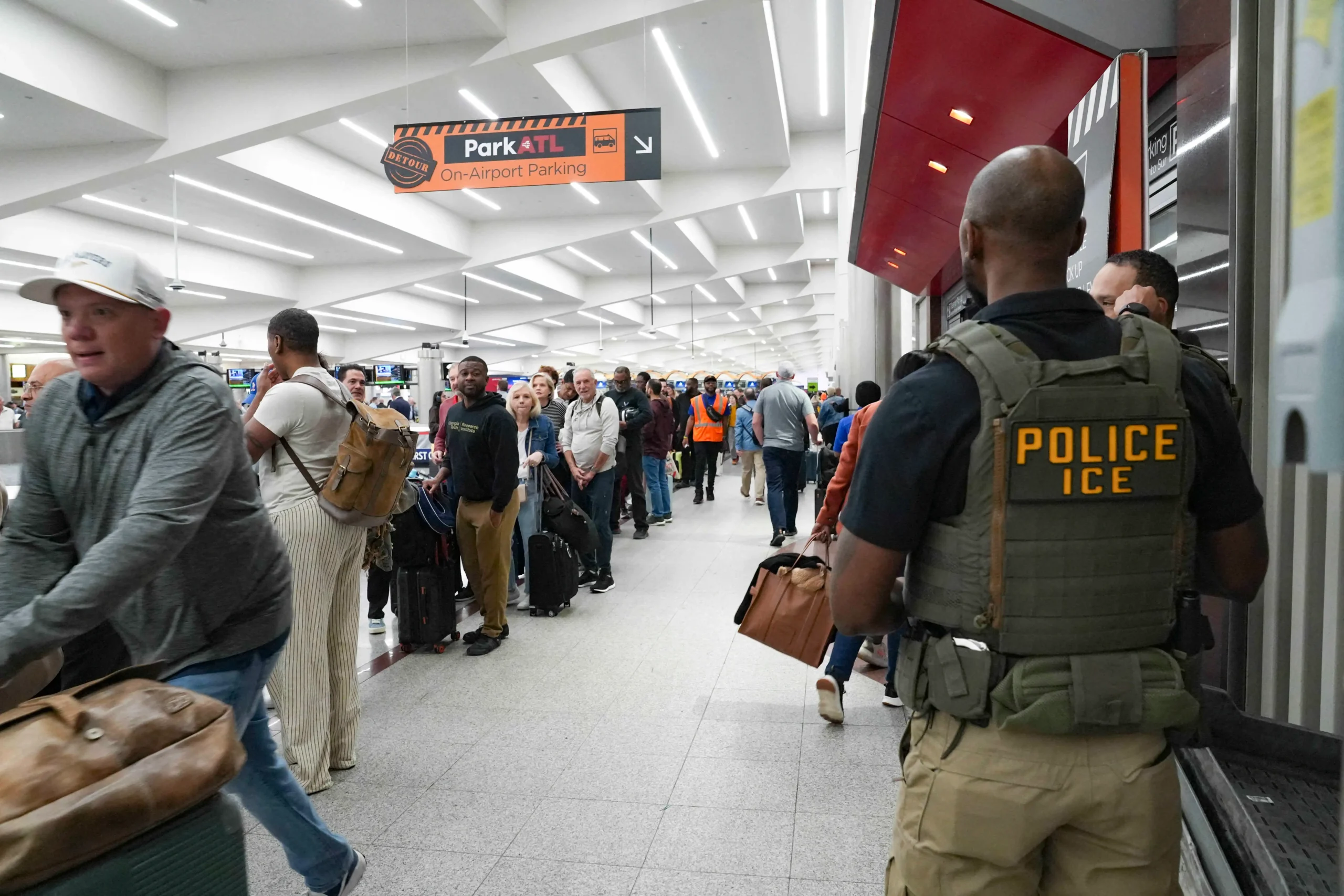 Aéroports aux États-Unis : la force fédérale mobilisée par Donald Trump pour pallier le manque d&rsquo;effectifs
