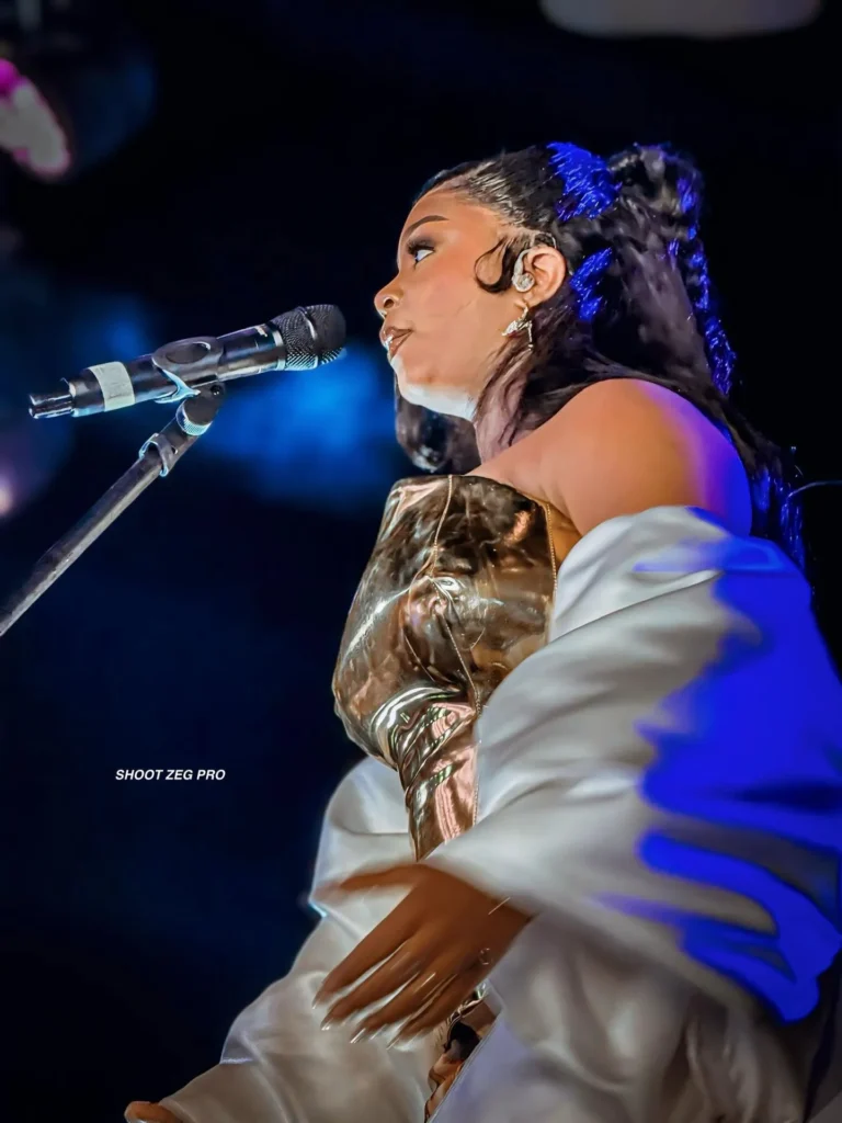 Dieyna Baldé crée l’événement : la ville symbolique choisie par l’artiste pour son grand retour sur scène.