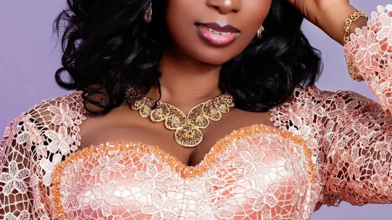 Haute couture et parures dorées : la célèbre citation choisie par Adiouza pour marquer sa dernière apparition