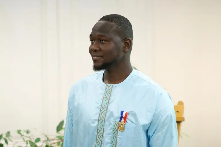 Héros d’un incendie parisien, ce Sénégalais voit son acte de bravoure scellé par une décision de l’État