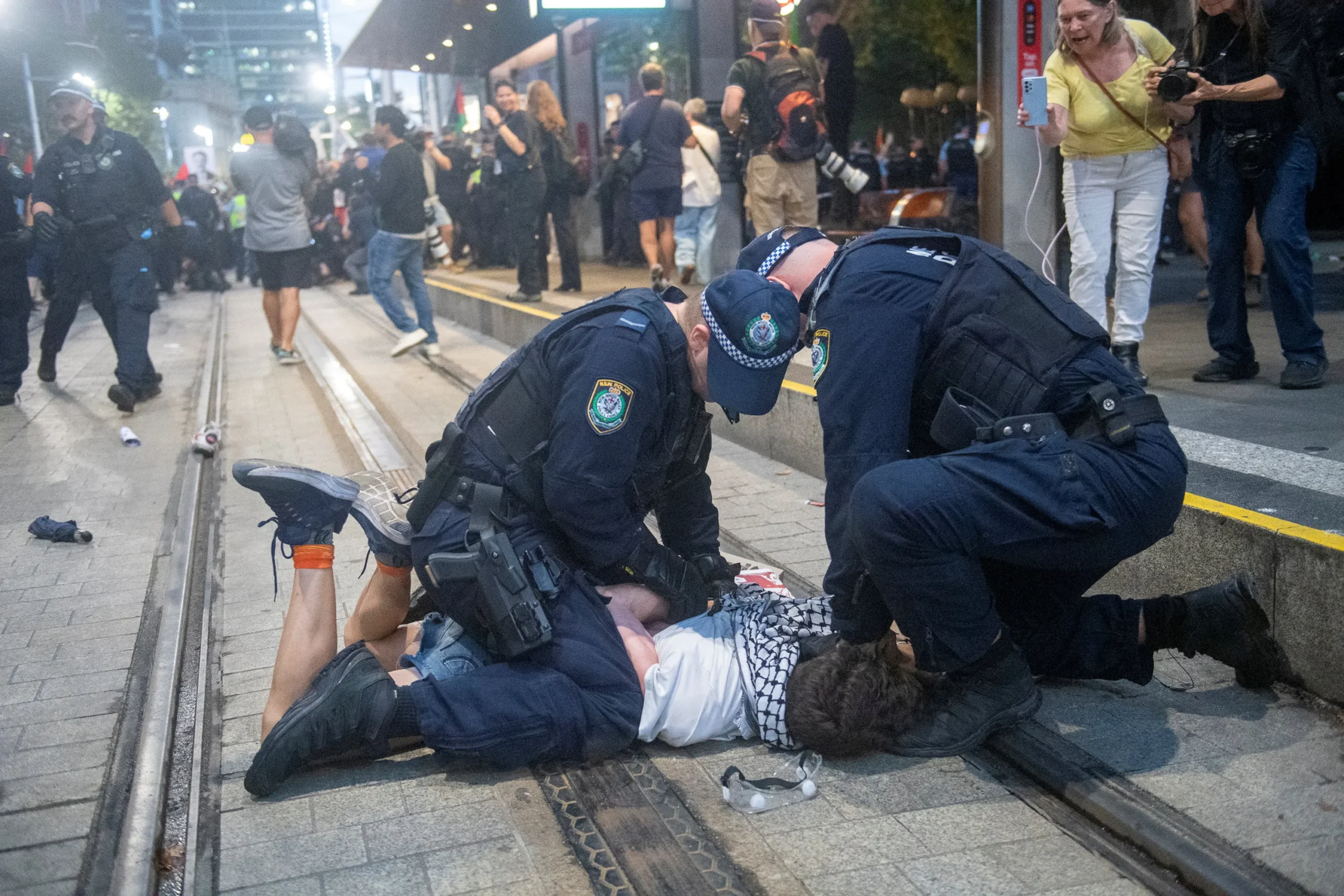 Australie : la peine de deux ans de prison introduite par la nouvelle loi anti-haine cible un slogan politique précis