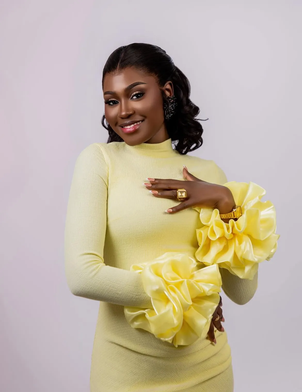 Robe jaune pastel et lignes épurées : le nouveau virage stylistique d&rsquo;une chanteuse sénégalaise