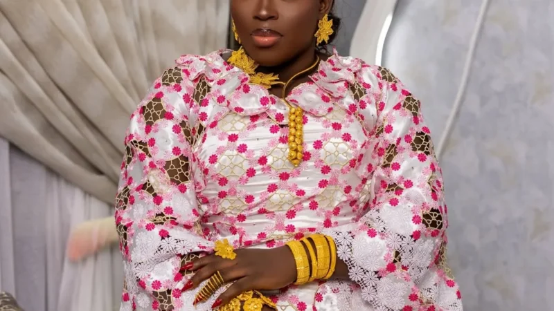 L&rsquo;influenceuse Maman Vulgaire attire tous les regards avec cette pièce traditionnelle revisitée