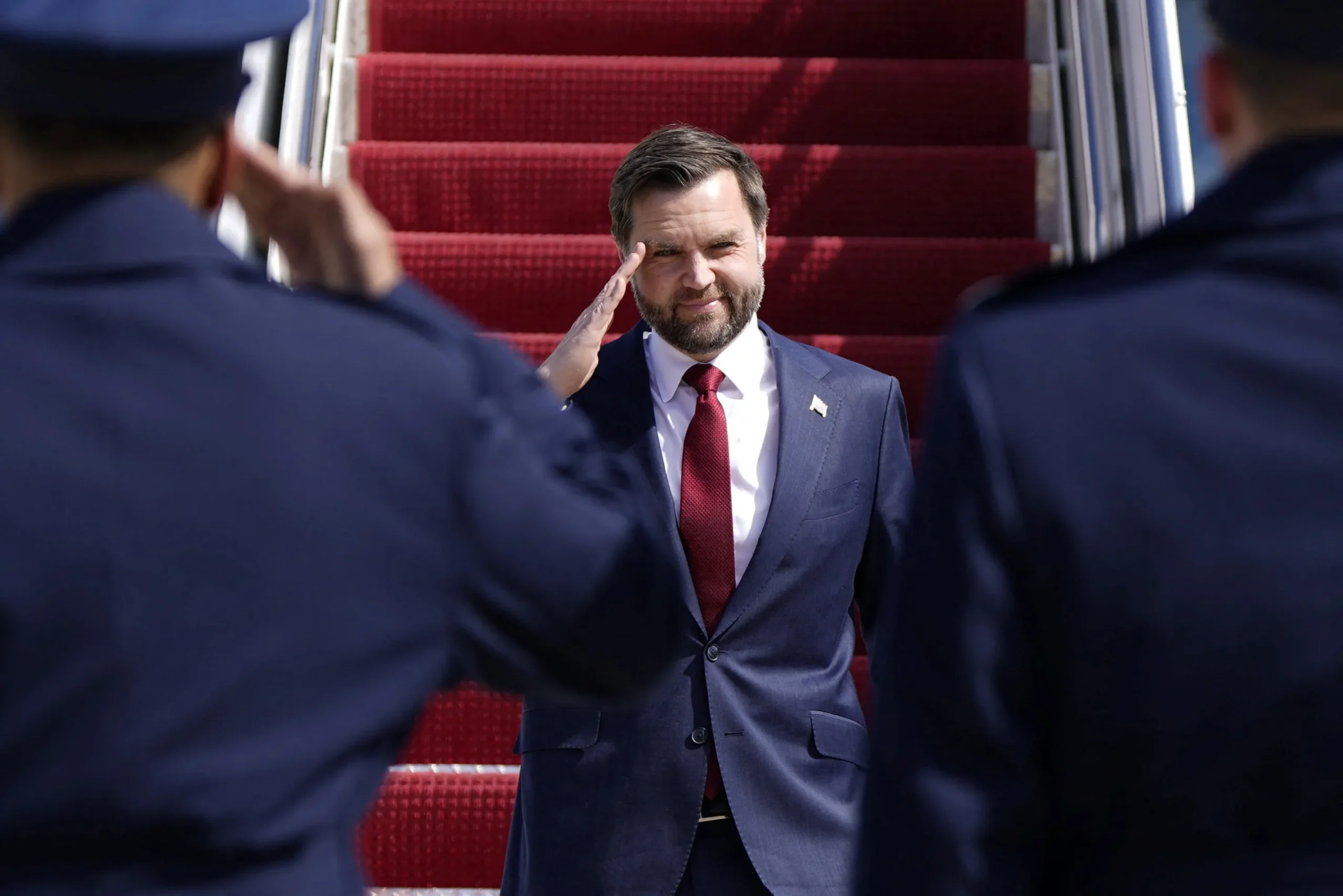 États-Unis : la droite américaine plébiscite un membre du gouvernement pour succéder à Donald Trump en 2028