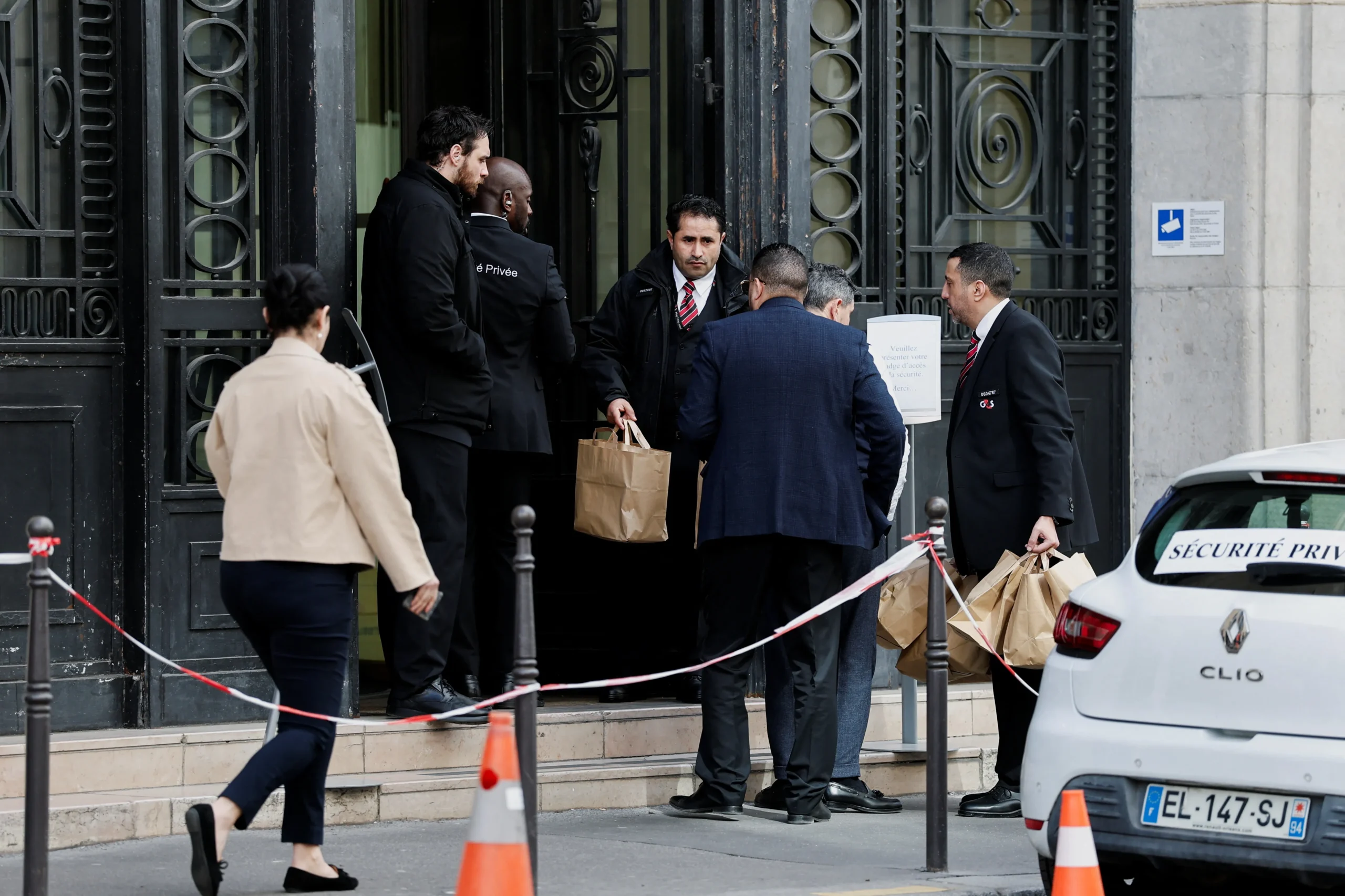 France : recruté pour 600 euros, le suspect de l’attentat déjoué à Paris fait une révélation sur sa nationalité