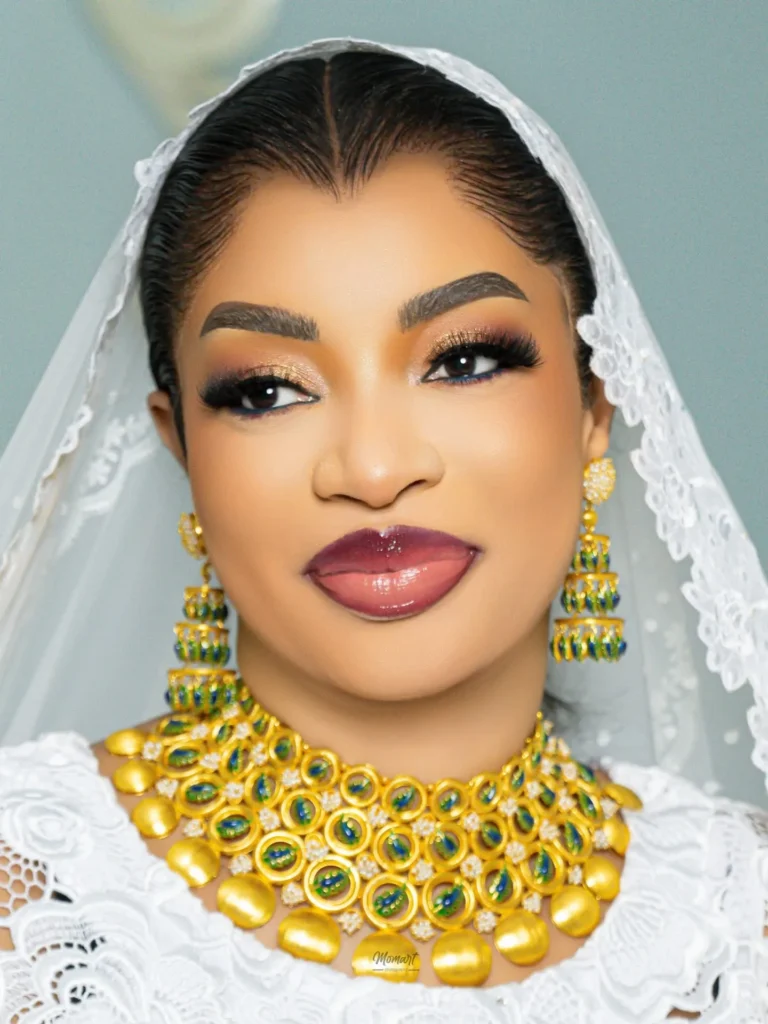 Baptême : l’apparition éclatante de la fille du milliardaire Mackiyou Faye dans une tenue hautement symbolique