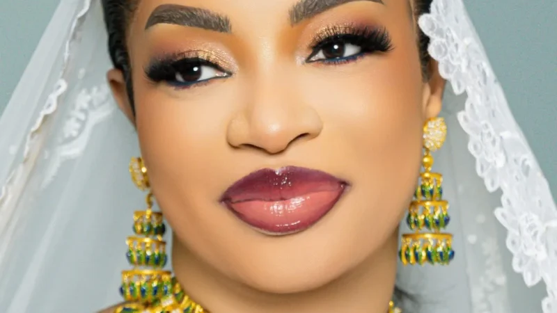 Baptême : l&rsquo;apparition éclatante de la fille du milliardaire Mackiyou Faye dans une tenue hautement symbolique