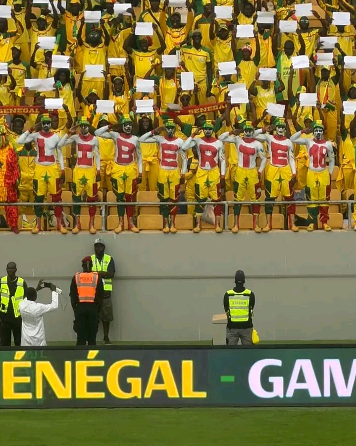 Sénégal vs Gambie : Hommage émouvant des supporters aux 18 détenus au Maroc