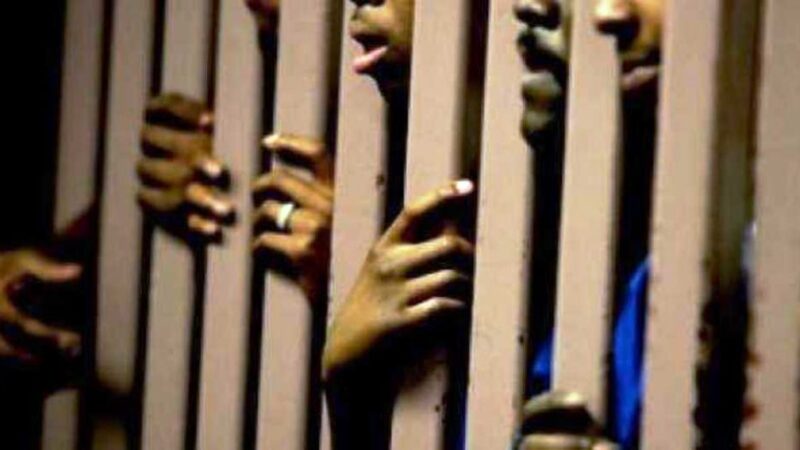 Violente agression à la prison de Mbour : un détenu lacère son codétenu avec un carreau cassé…