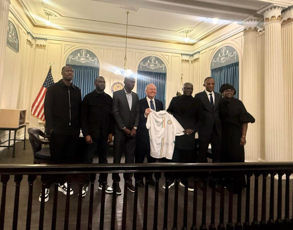 Rencontre entre le maire Jim Cahill et une délégation sénégalaise autour des préparatifs de la Coupe du monde