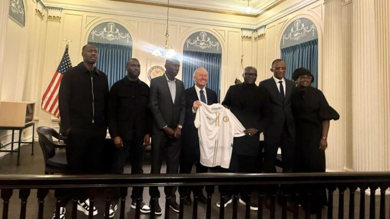 Rencontre entre le maire Jim Cahill et une délégation sénégalaise autour des préparatifs de la Coupe du monde