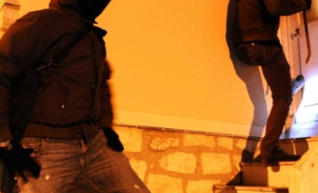 Thiès : Un homme masqué dérobe le contenu d’un comptoir…