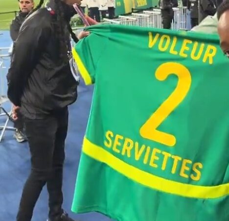 (Vidéo) Lamine Camara décline la signature d’un maillot floqué « voleur de serviette »