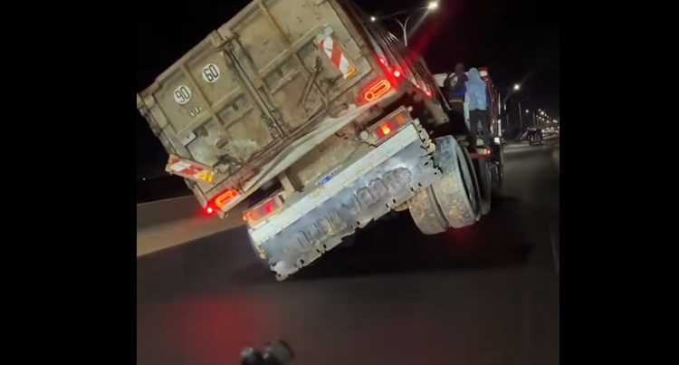 Scène inquiétante sur la route :un camion sème la panique chez les usagers (vidéo)