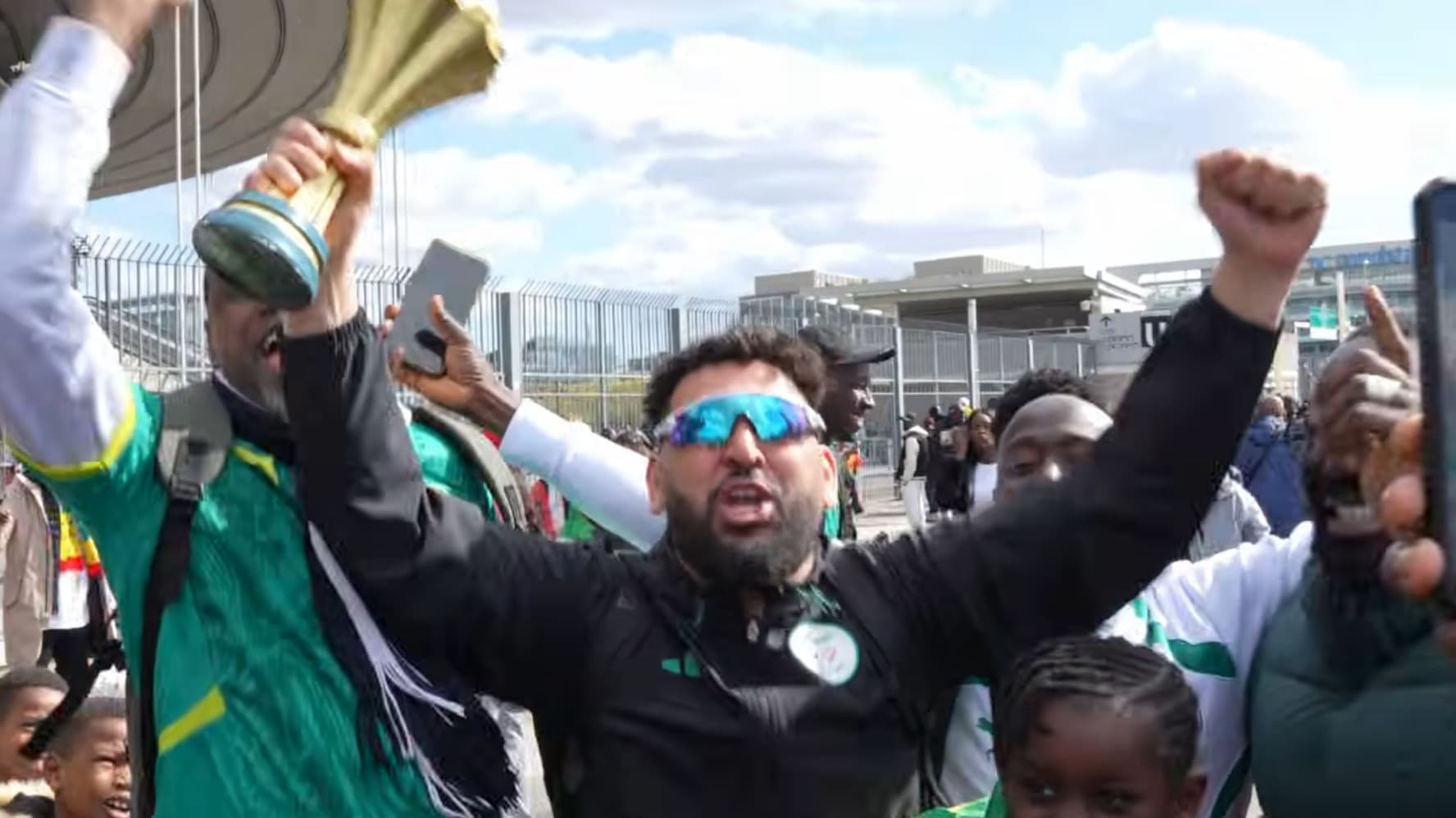 Sénégal – Pérou : Mohamed Henni contraint de retirer sa veste aux couleurs de l’Algérie