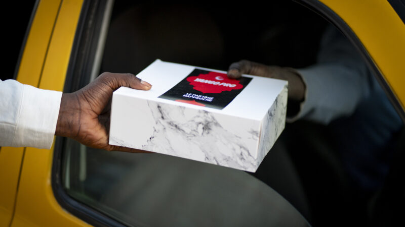 Ndogou sur la route : L’élan de générosité qui n’oublie personne dans les embouteillages