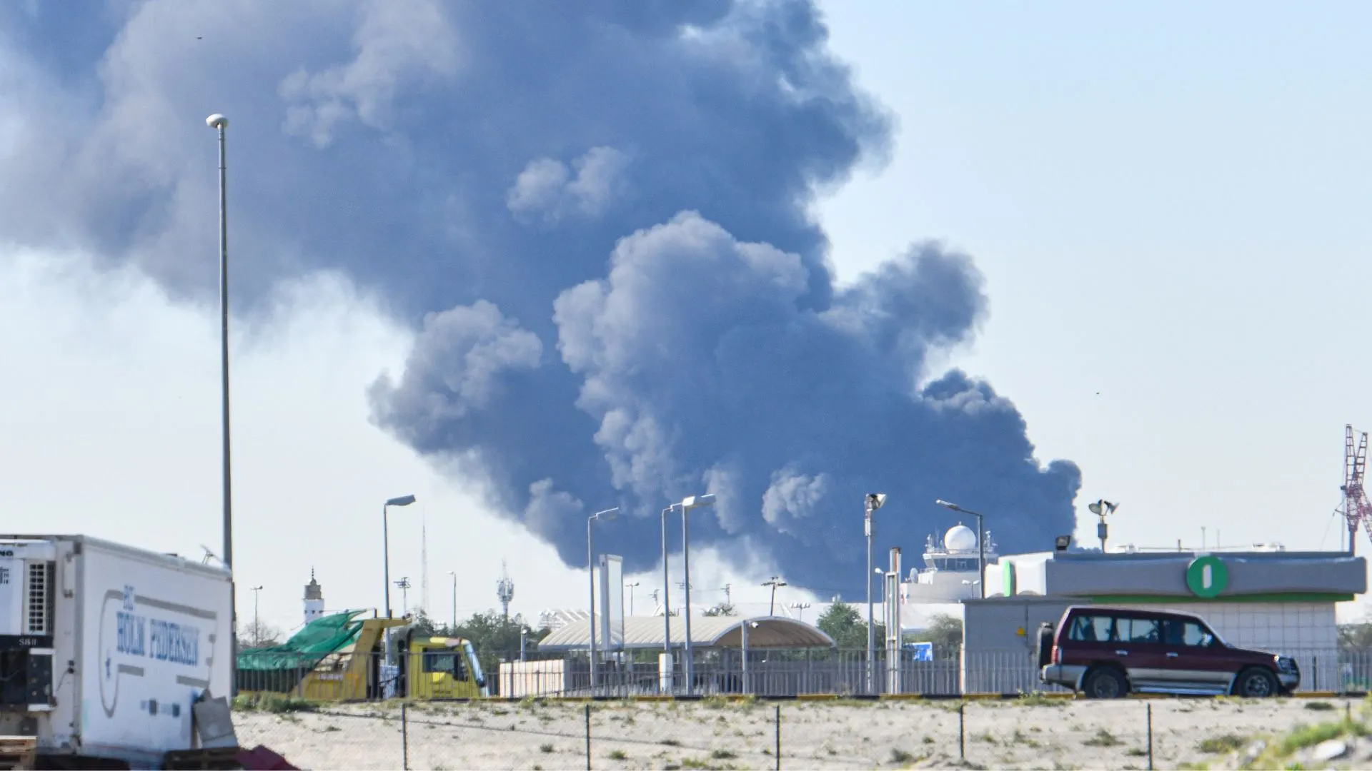 Cinq pays du Golfe ciblés par l’Iran : l’infrastructure touchée au Koweït et le drame survenu aux Émirats