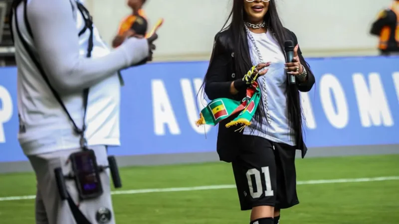 En marge du match Sénégal-Gambie : le passage remarqué d&rsquo;une icône de la scène musicale sur la pelouse