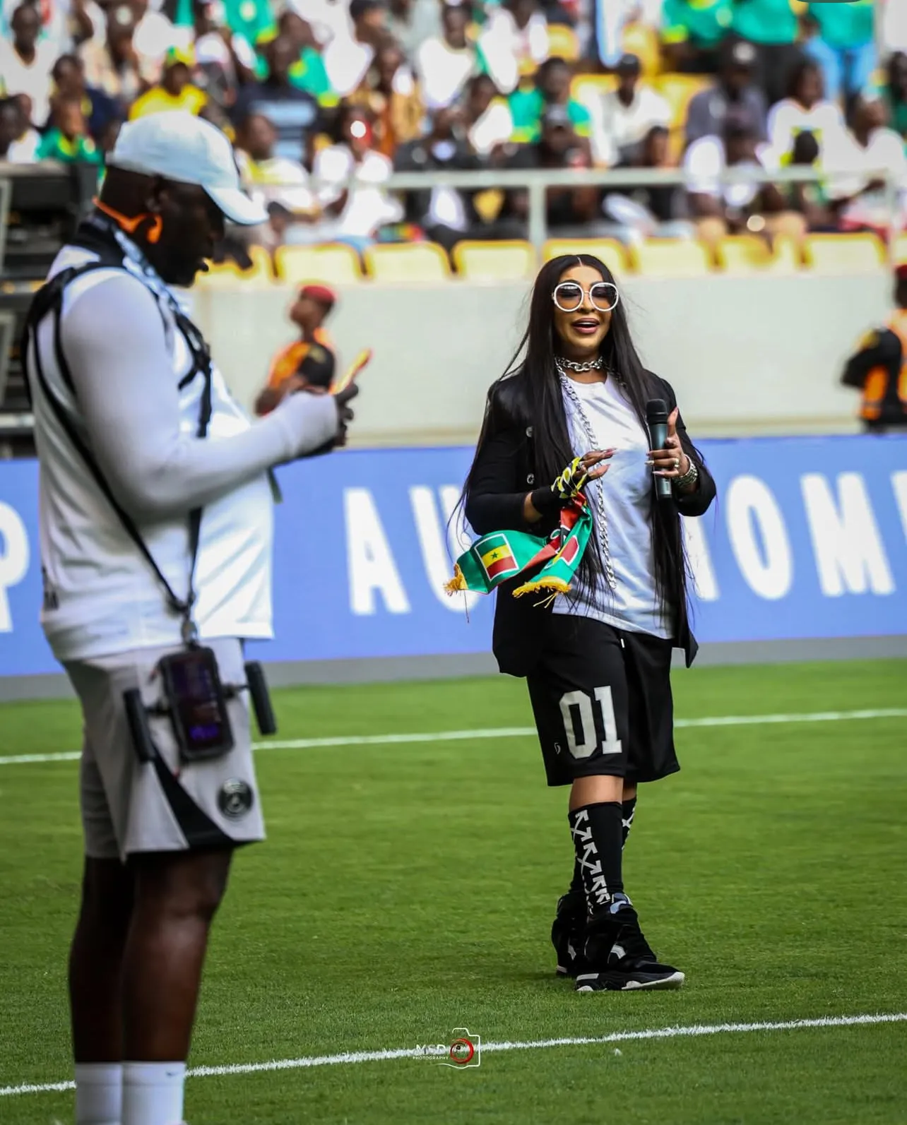 En marge du match Sénégal-Gambie : le passage remarqué d&rsquo;une icône de la scène musicale sur la pelouse