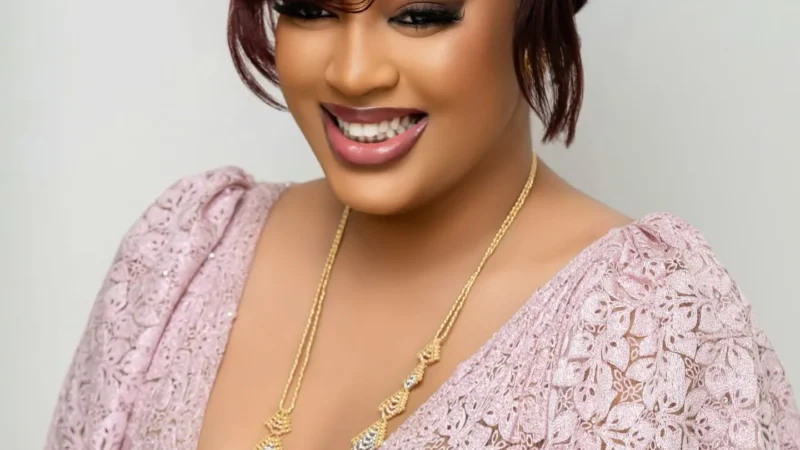 L&rsquo;actrice Betty signe une nouvelle apparition en misant sur un choix vestimentaire bien précis