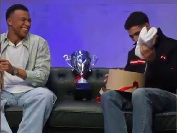 Épisode d&rsquo;Edouard Mendy : l&rsquo;objet remis à Achraf Hakimi sur le plateau de l&rsquo;émission The Bridge.