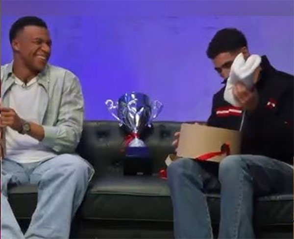 Épisode d'Edouard Mendy : l'objet remis à Achraf Hakimi sur le plateau de l'émission The Bridge.